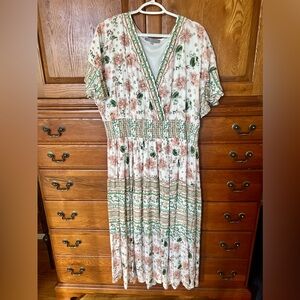 Gorgeous, short sleeve V-neck dress size 1x (approximately size 18w) by J Gee.